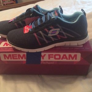 Skechers size 8 NWT