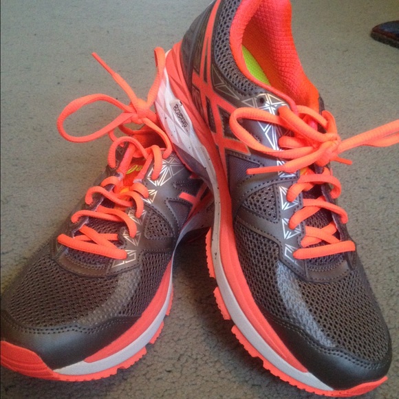Asics GT2000 running shoes