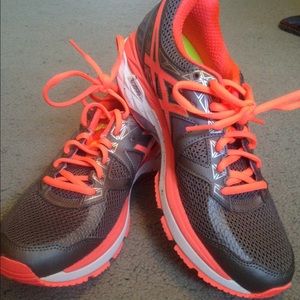 Asics GT2000 running shoes