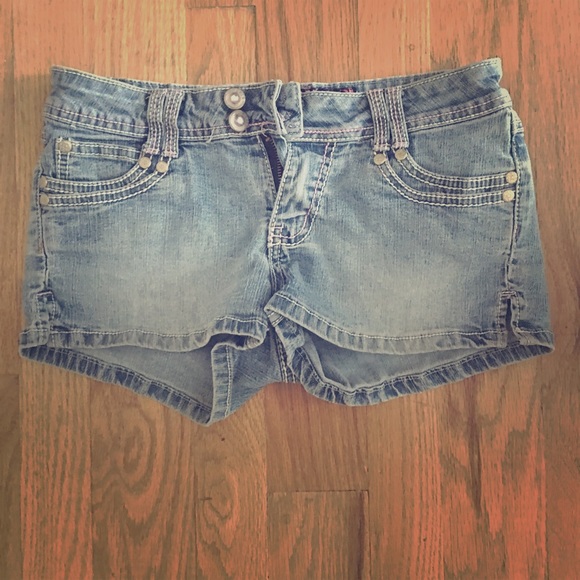 Short shorts - Picture 1 of 2