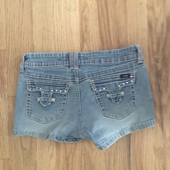 Short shorts - Picture 2 of 2