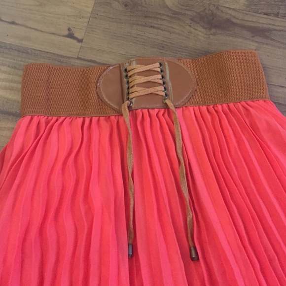Coral pleated high-low skirt, size large - Picture 4 of 4