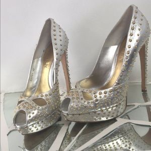 Alexander McQueen Pearl Silver peep toe pumps