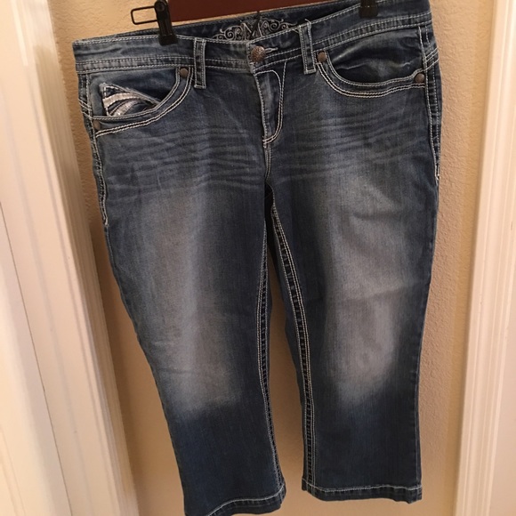 Like New. Maurice's plus size denim Capri 16