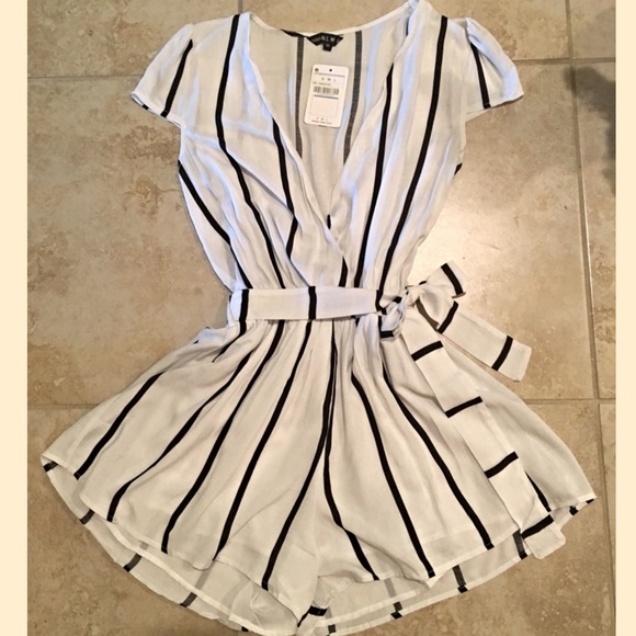 🆑❣️1 Left❣️Cap Sleeve White & Black Stripe Romper - Picture 3 of 4