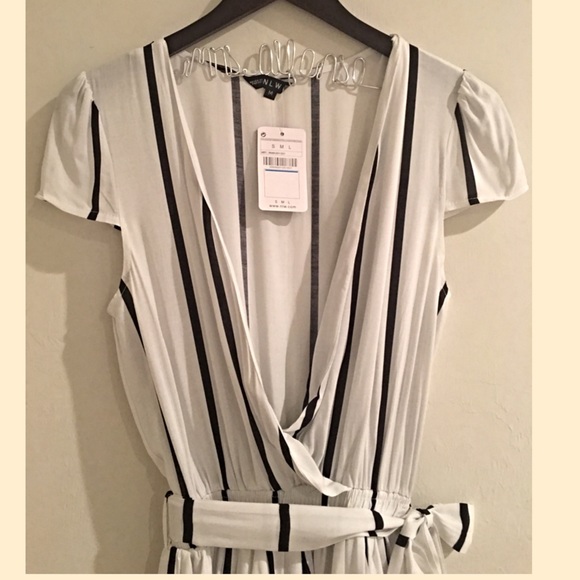 🆑❣️1 Left❣️Cap Sleeve White & Black Stripe Romper - Picture 4 of 4
