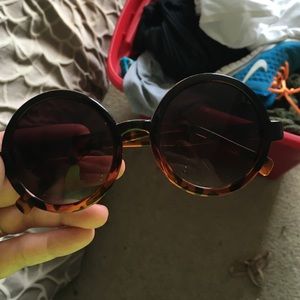 Oversized round tortoise sunnies Oversized round tortoise sunnies