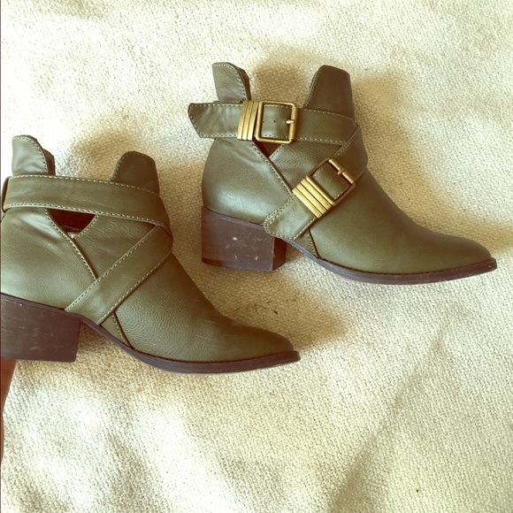 Whimsical Green Booties 🌿