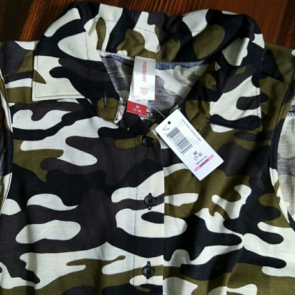 SOLD! No boundries sleevesless button down in camo - Picture 3 of 4