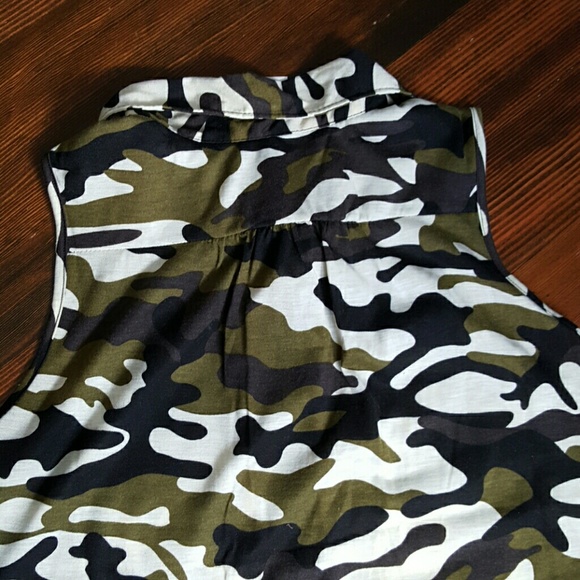 SOLD! No boundries sleevesless button down in camo - Picture 4 of 4