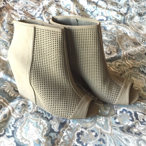 ✳️NWT✳️Juicy Couture Peep-Toe Tan Booties
