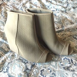 ✳️NWT✳️Juicy Couture Peep-Toe Tan Booties
