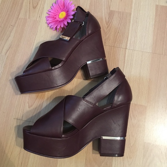 Maroon and gold platforms - Picture 4 of 4