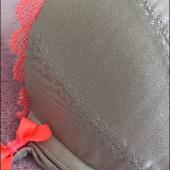 Size 32C Victoria Secret Bra - Picture 2 of 3