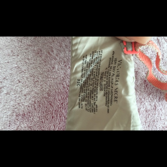 Size 32C Victoria Secret Bra - Picture 3 of 3