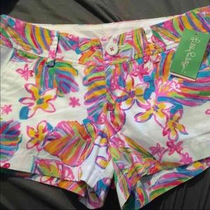 Lilly Pulitzer size 2. Walsh White summer haze
NWT
