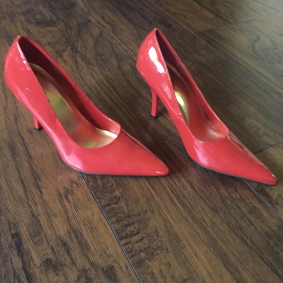 Pointed toe heels