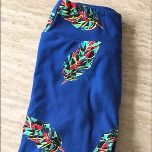 Hard to find Lularoe mosiac feather leggings