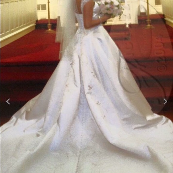 Zure Brand Beautiful A-Line Wedding Dress. - Picture 3 of 4