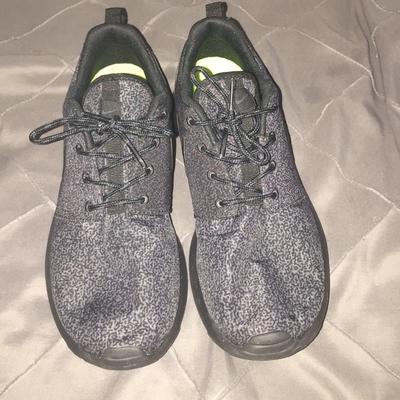 Black nike Roshe runs