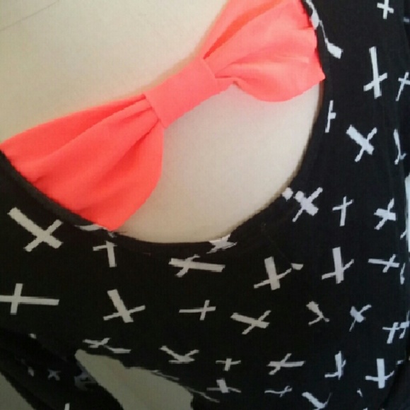 Super Cute Top with Bow - Picture 3 of 4