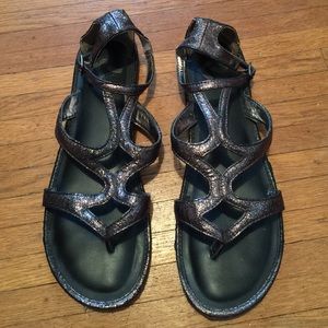 Report "Justine" shimmer gladiator sandals