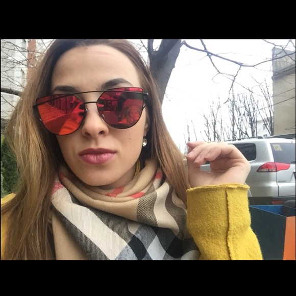 RESTOCKED oversized mirrored red/black sunglasses - Picture 4 of 4