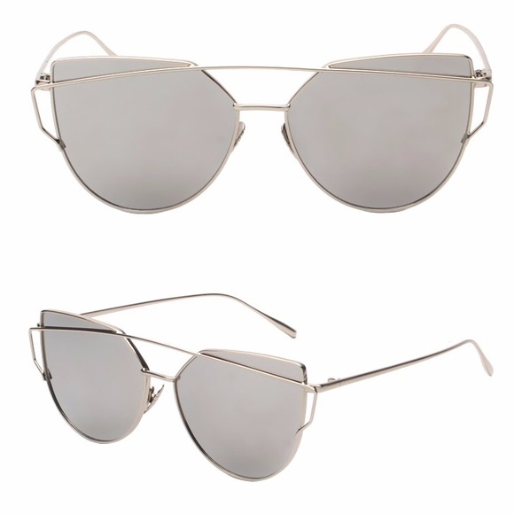 •Oversized mirrored silver/silver sunglasses• - Picture 2 of 4