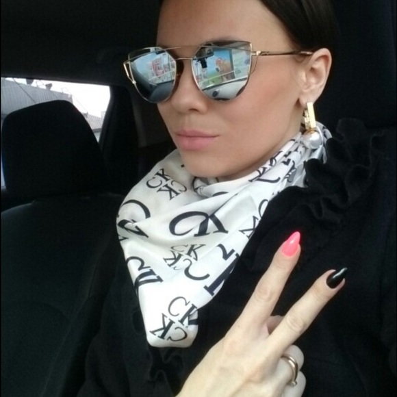 Accessories - • Oversized mirrored gold/Silver sunglasses•