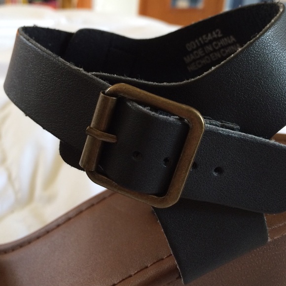 🔥BRAND NEW🔥F21 Faux Leather Platform Sandals - Picture 3 of 4