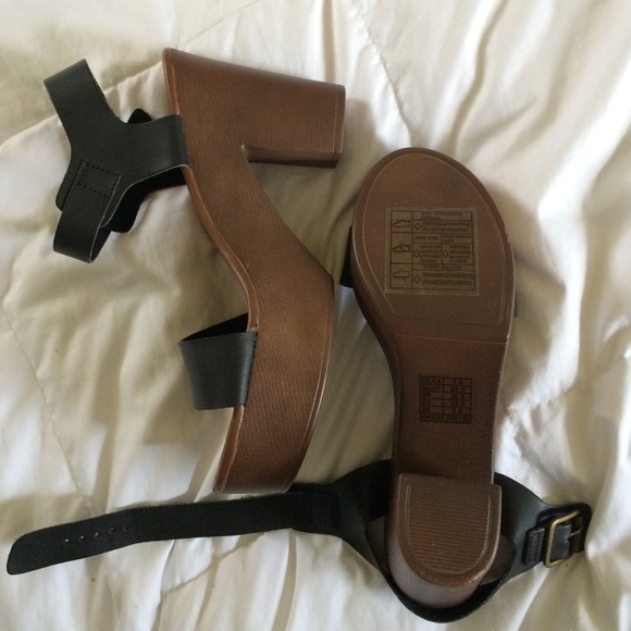 🔥BRAND NEW🔥F21 Faux Leather Platform Sandals - Picture 4 of 4