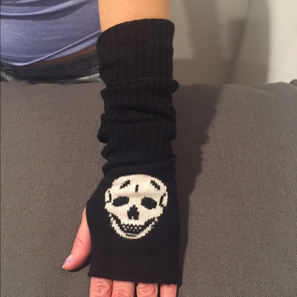 Arm warmers with skulls