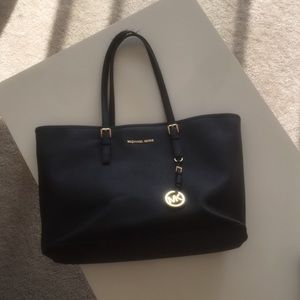 Michael Kors Jet Set Medium Top Zip Bag
