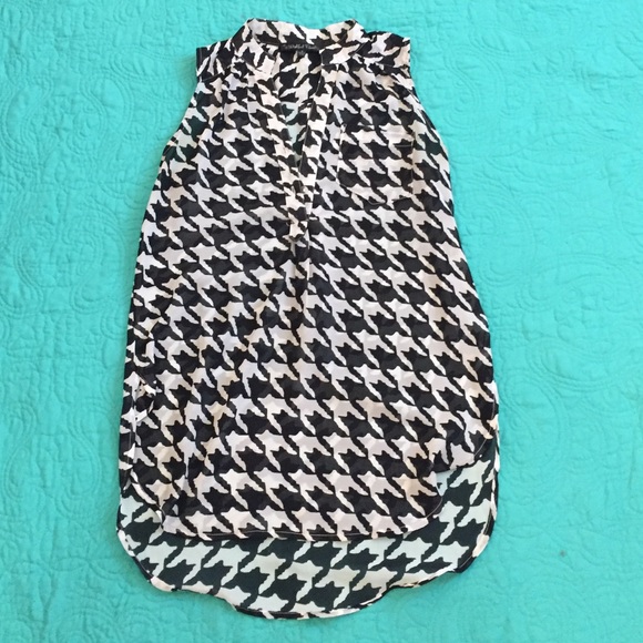 Sleeveless houndstooth top!