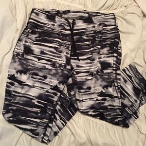 Athletic past the knee leggings