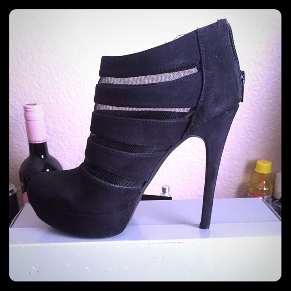 Jessica Simpson black booties