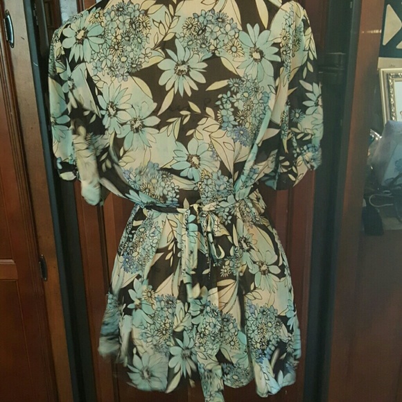 Woman's sheer blouse - Picture 3 of 4