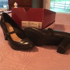 Shoes Sisany Mary Jane. Hush puppies.