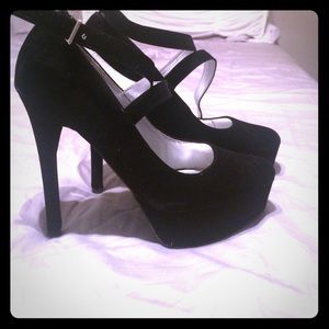 Qupid Marquise - Mary Jane Criss-Cross Pumps