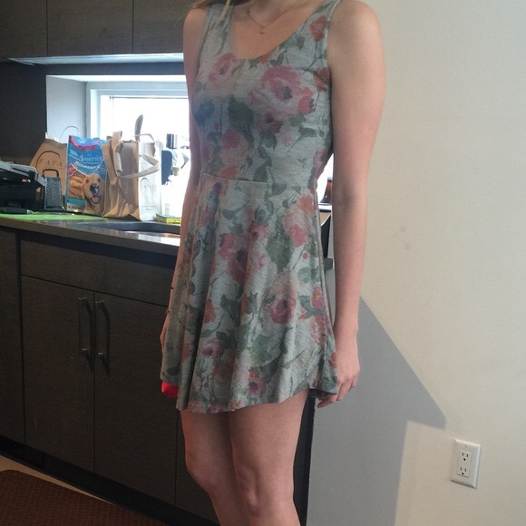 Cozy floral fit and flare dress in grey w/ v-hem