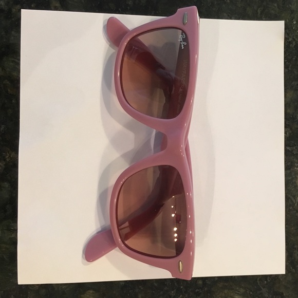 Ray ban wayfarer in a pinky lilac!