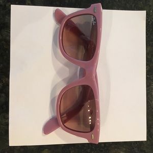 Ray ban wayfarer in a pinky lilac!