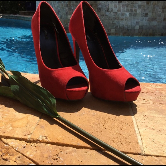 CLOSET CLOSED FOR SUMMER - Picture 2 of 4