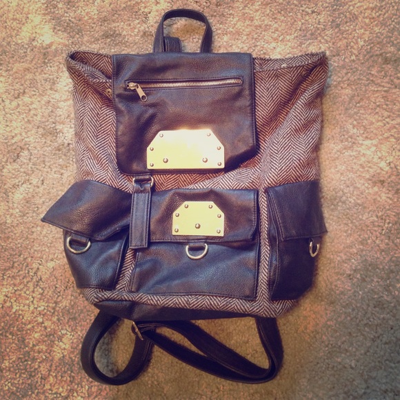 Backpack with lots of pockets