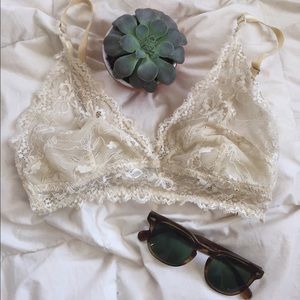 Urban outfitters cream lace bra size S
