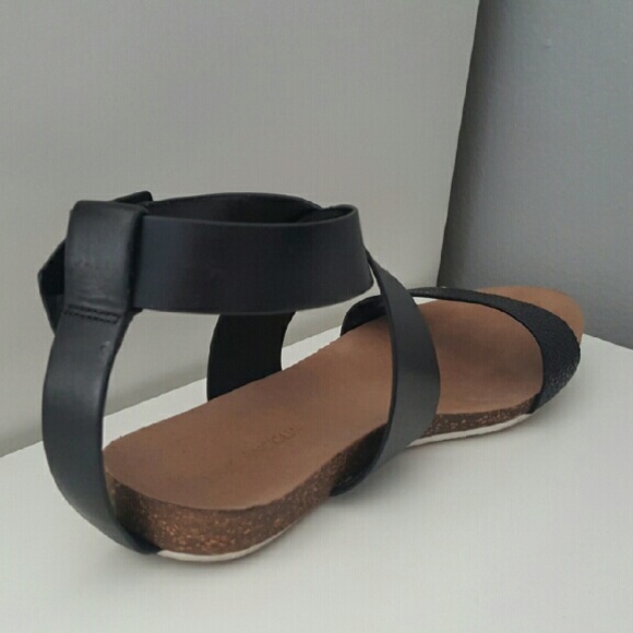 Black Enzo Angiolini sandles