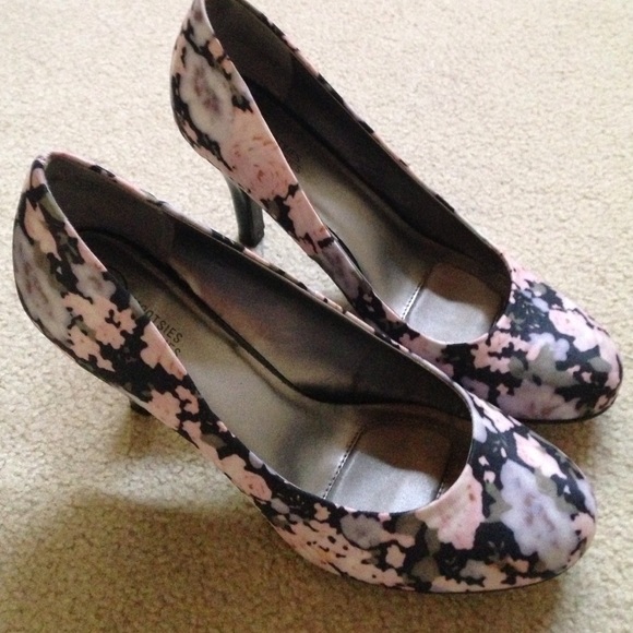 Beautiful pumps! Good condition