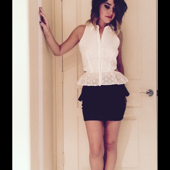 HP 2X❤️ Peplum Lace Top with Cutouts - Picture 2 of 4