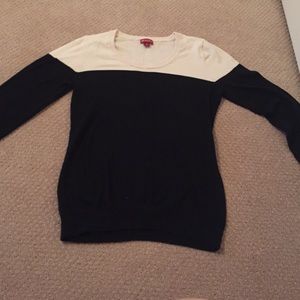 Cute light sweater!