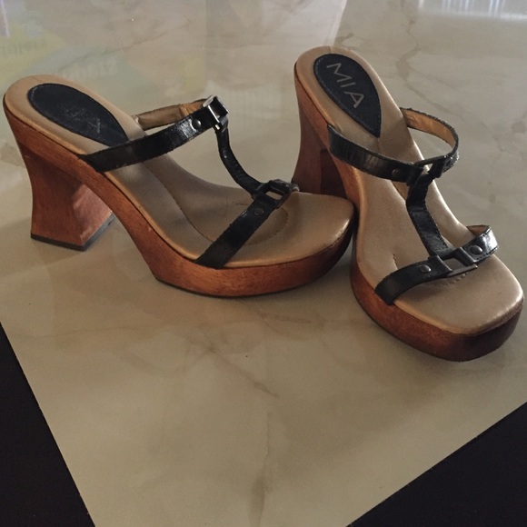 MIA chunk heels